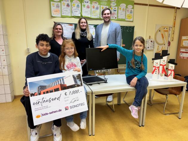 &Uuml;bergabe des Spendenschecks von der Firma Sonotec