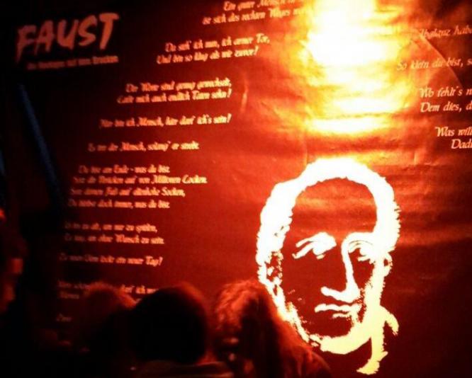 Kinder bestaunen Plakatder Rockoper "Faust" auf dem Brocken im Harz