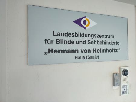 das neue Eingangsschild der Schule