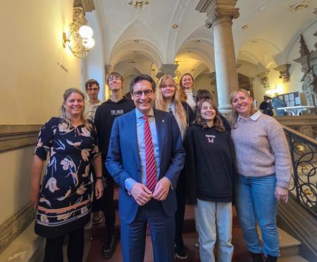 Gruppenfoto der Sch&uuml;ler mit dem Oberb&uuml;rgermeister Dr. Alexander Vogt und den St&auml;str&auml;tinnen Frau Dr. Burkert und Frau Kohl