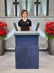 Sch&uuml;ler am Rednerpult