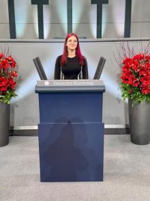 Sch&uuml;lerin am Rednerpult