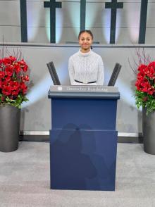 Sch&uuml;lerin am Rednerpult