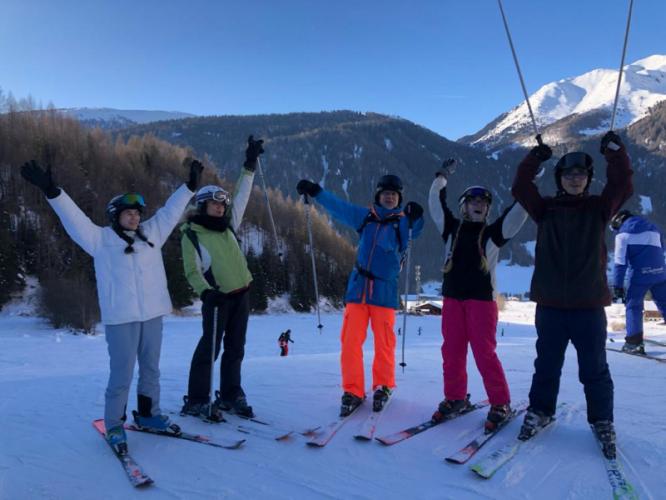 Skisch&uuml;ler und -lehrer