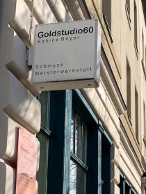 Eingangschild Goldstudio 60 in Halle