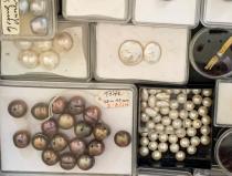 verschiedenfarbige Perlen in unterschiedlichen Größen