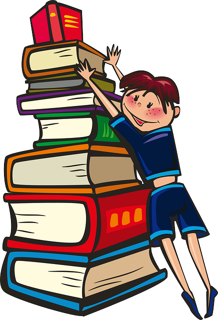 Junge steht vor einem Stapel B&uuml;cher