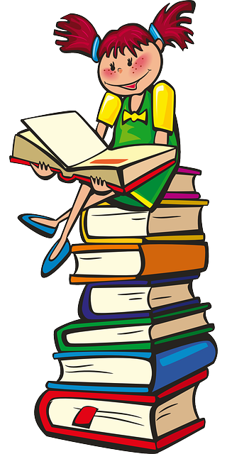 M&auml;dchen sitz auf einem B&uuml;cherstapel
