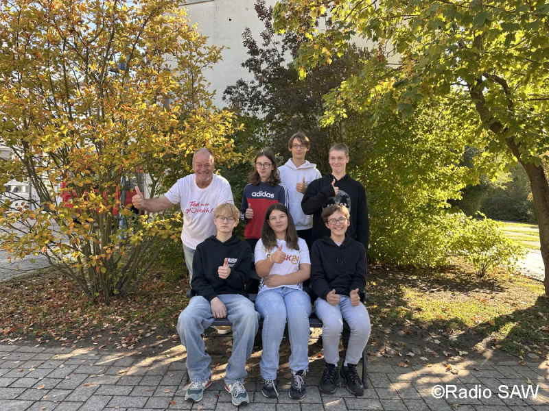 SAW Moderator Ted Stanetzky und die Sch&uuml;ler der Klasse 8