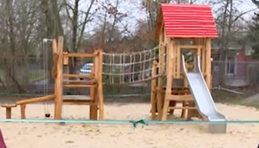 LBZ Spielplatz mit Kletterturm, Rutsche und Sandkasten