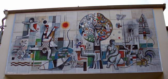 Emaille-Wandbild des Malers Professor Willi Neubert an der Fassade der Schule
